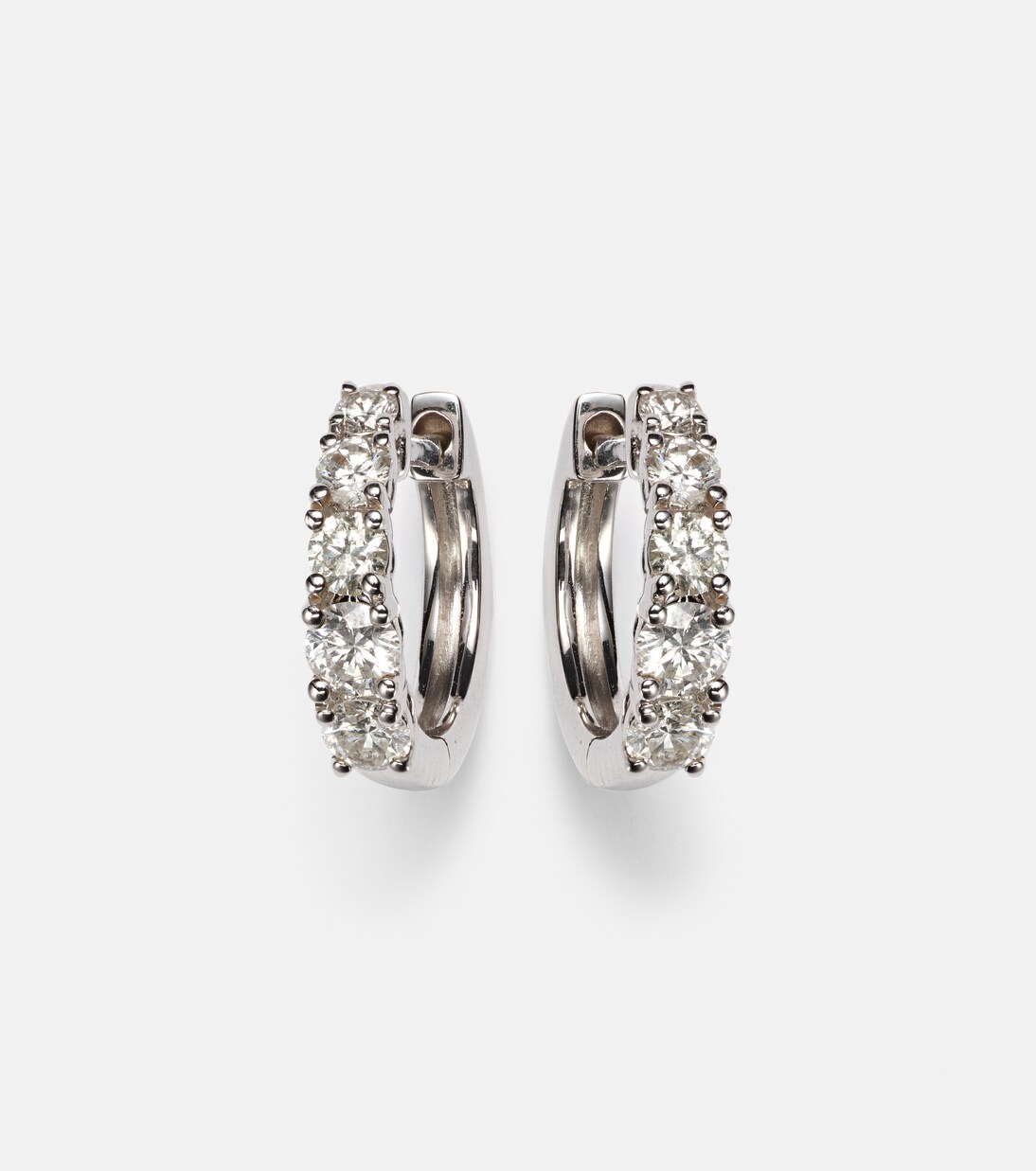 Orecchini Huggie in oro 18kt con diamanti di ANITA KO, stile giovane e raffinato