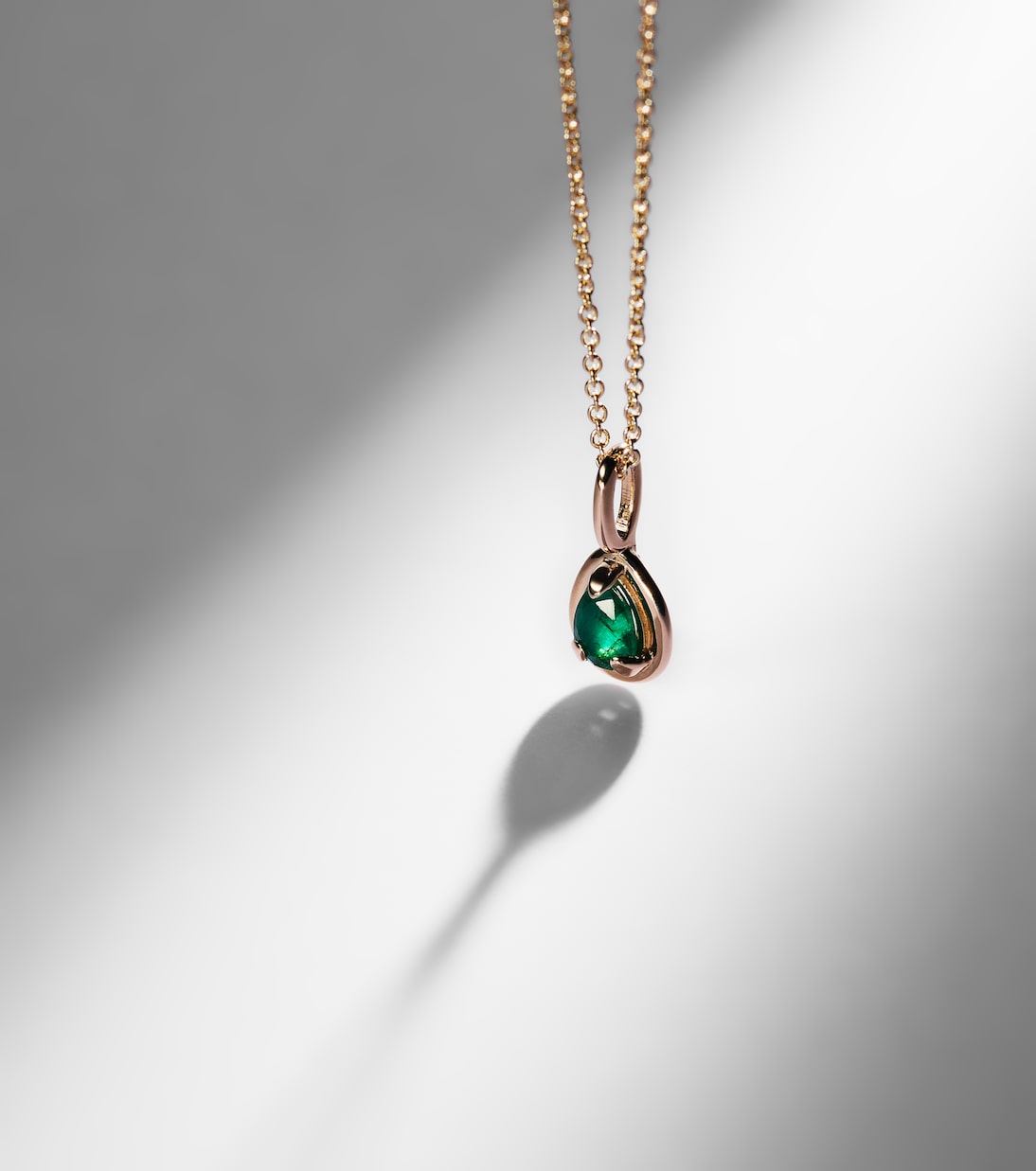 Collana giovanile con ciondolo in oro 14kt e smeraldo, design elegante STONE AND STRAND Bonbon