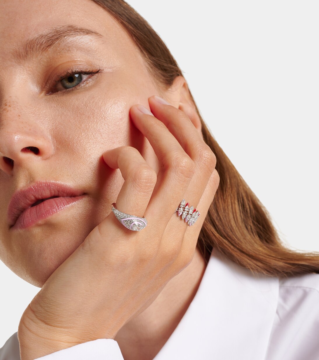 Anello in oro bianco 18kt KAMYEN con smaltatura ovale e diamanti per giovani trendy