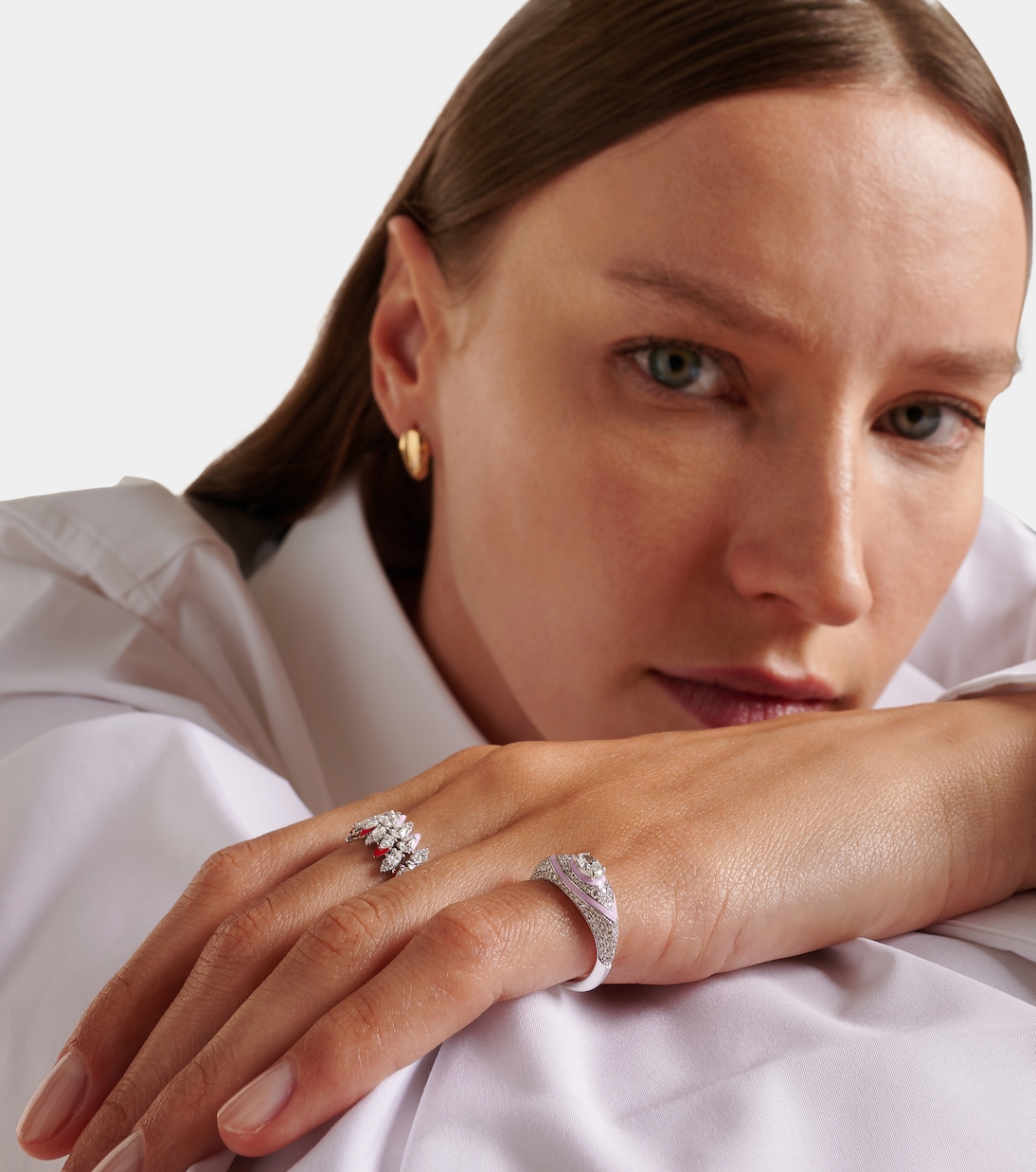 Anello in oro bianco 18kt KAMYEN con smaltatura ovale e diamanti per giovani trendy