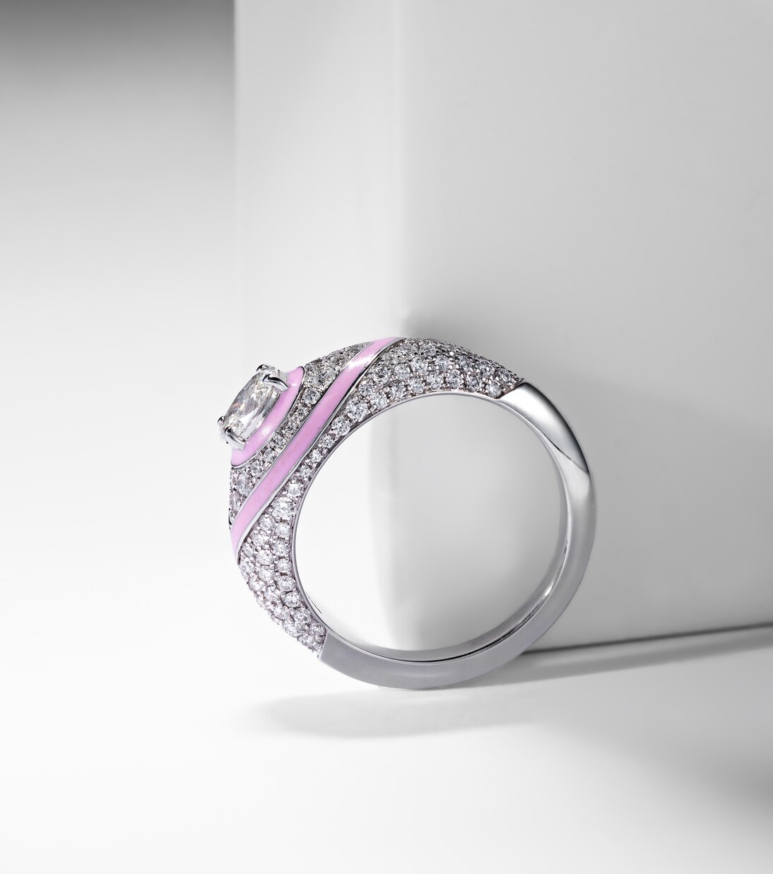 Anello in oro bianco 18kt KAMYEN con smaltatura ovale e diamanti per giovani trendy
