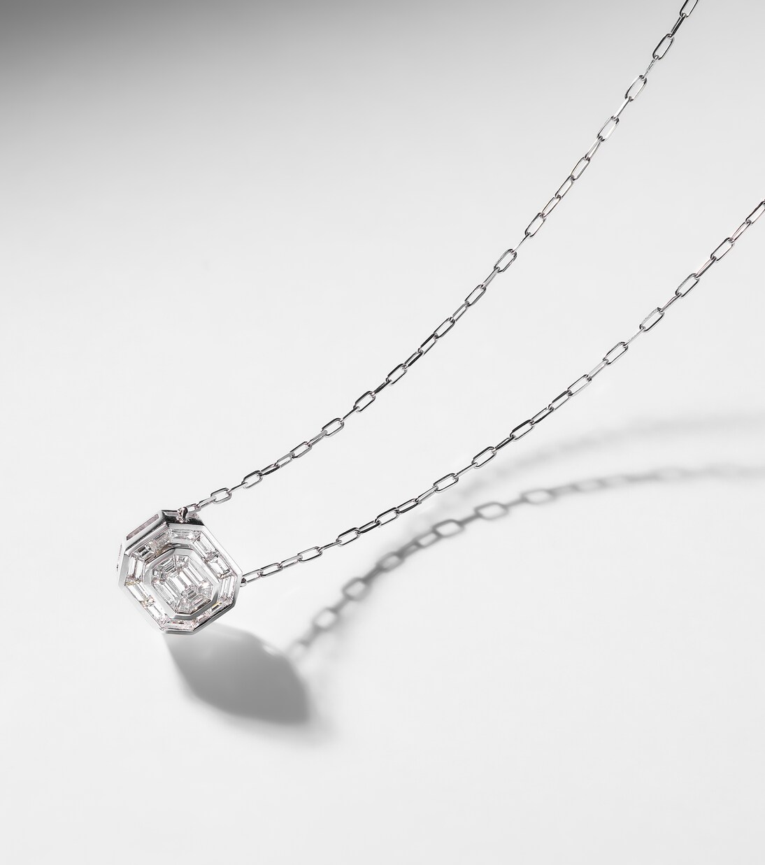 Collar con colgante Bezel Illusion de oro blanco de 18 ct con diamantes | Shay Jewelry