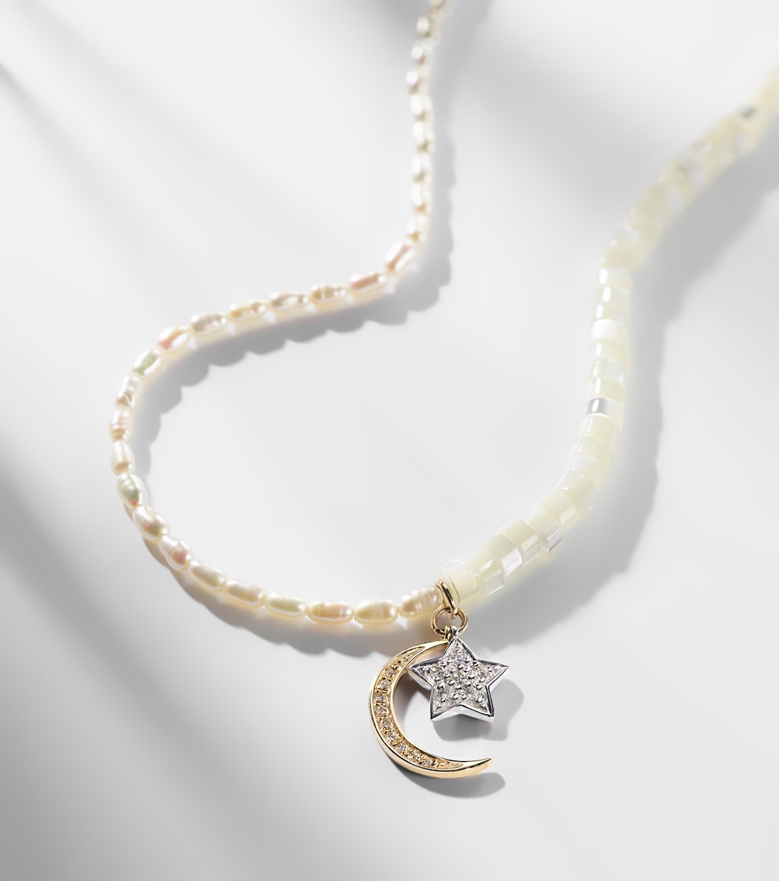 Collana moderna Sydney Evan in oro giallo 14kt con design a mezzaluna e dettagli diamantati per giovani trendy