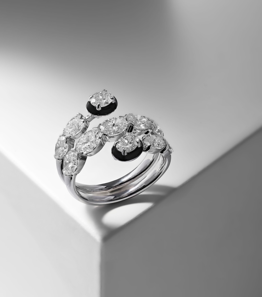Anello in oro bianco 18kt e smalto con diamanti | Kamyen