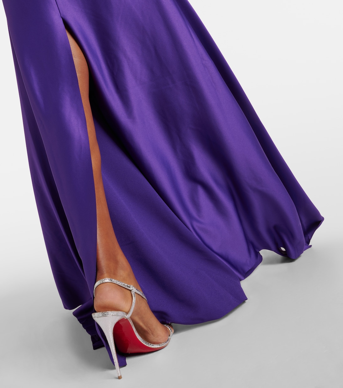 Off-Shoulder-Robe Alessandra aus Satin | Solace London