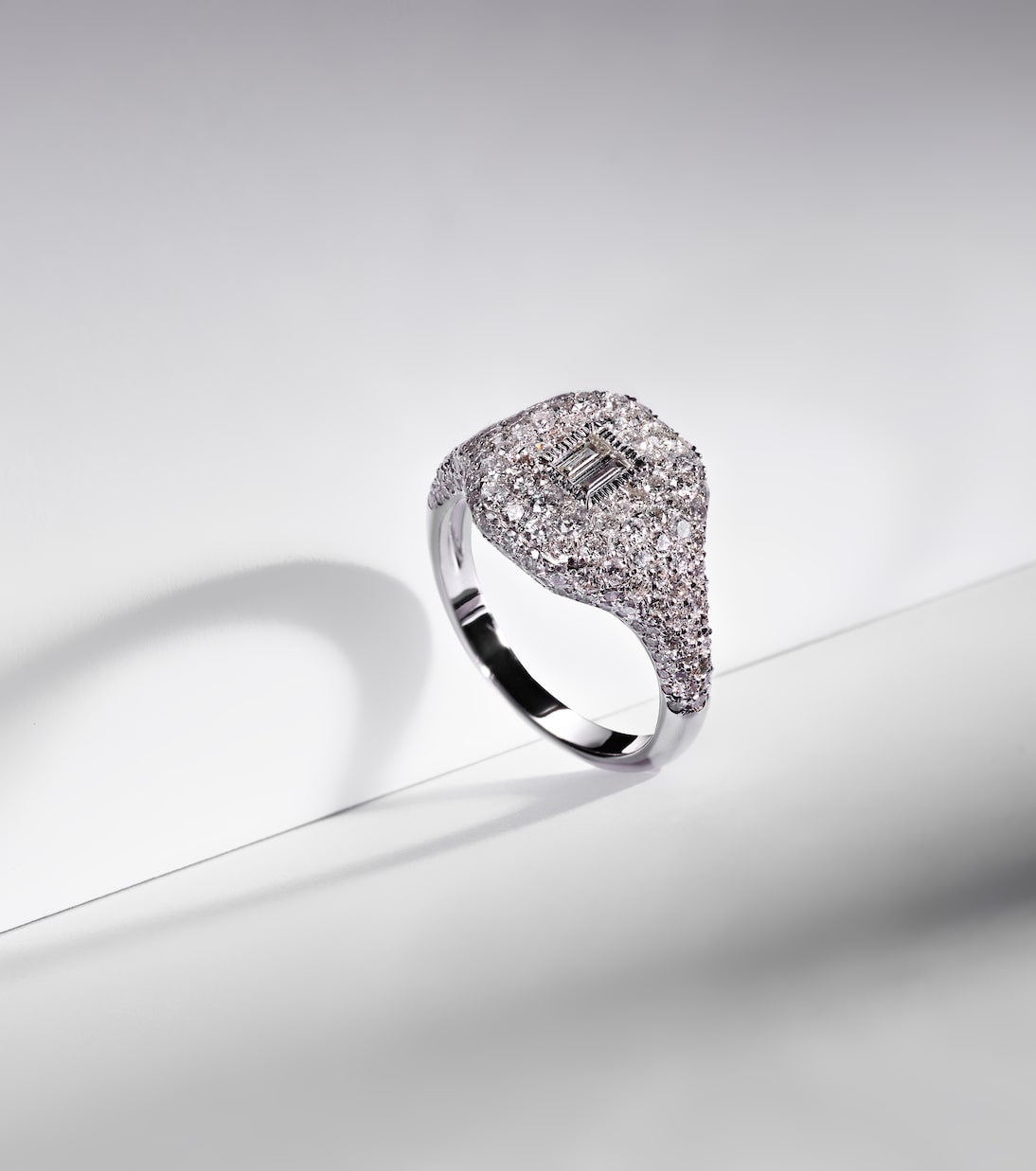 Anello in oro bianco 18kt con diamanti Pavé, design moderno per giovani