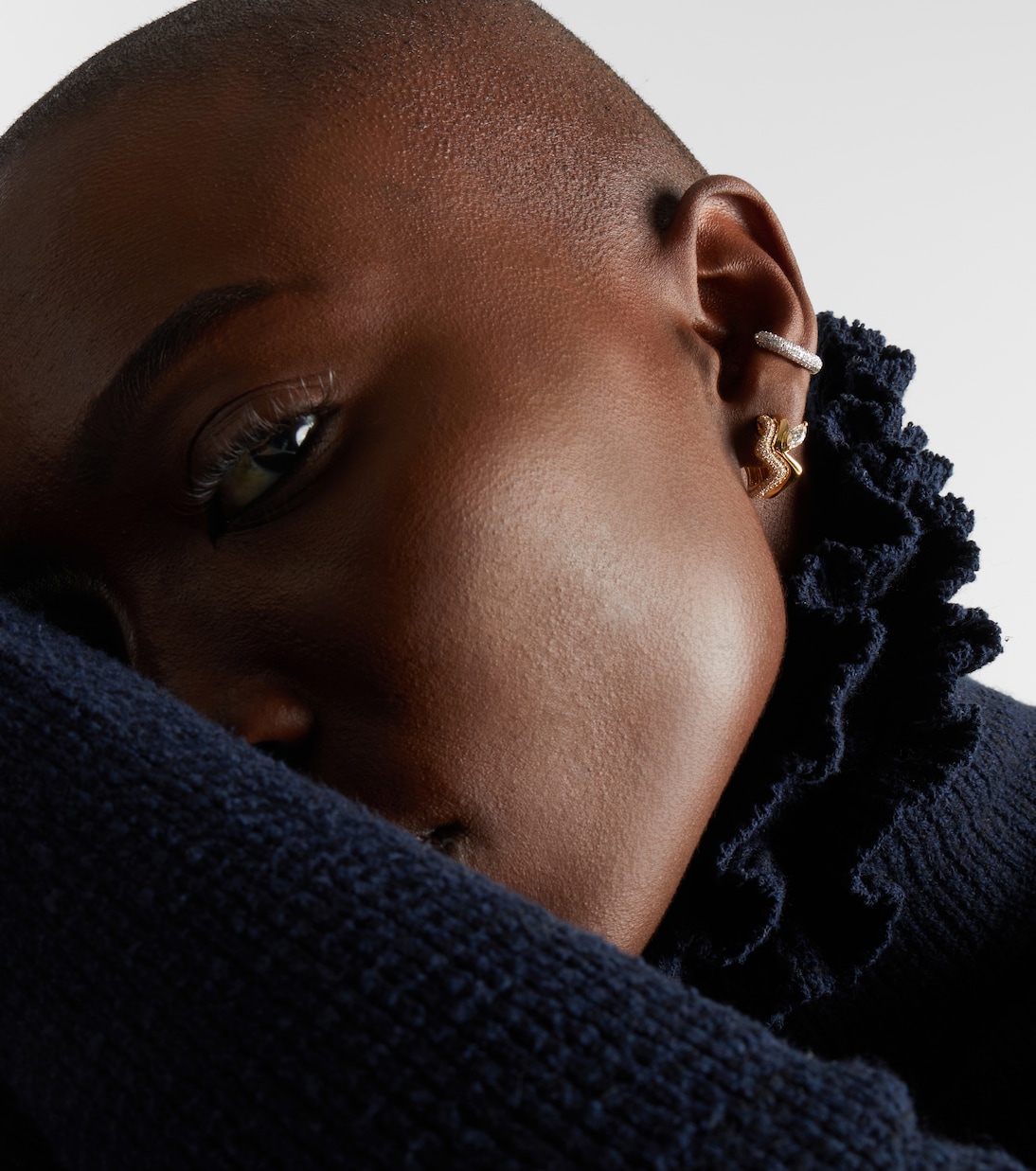 Ear cuff Jumbo de oro blanco de 18 ct (750/1000) con diamantes | Shay Jewelry