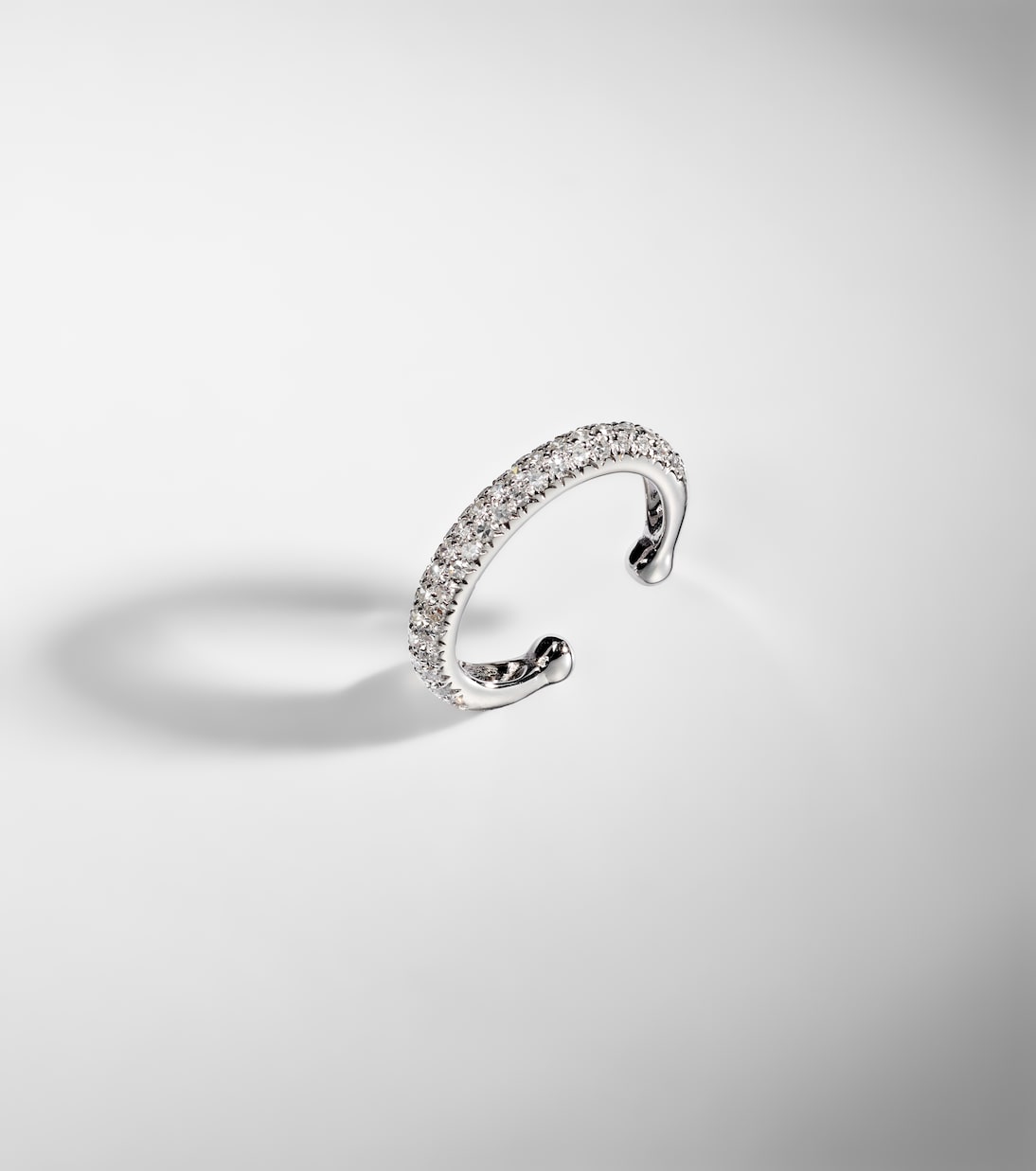 Ear cuff Jumbo de oro blanco de 18 ct (750/1000) con diamantes | Shay Jewelry