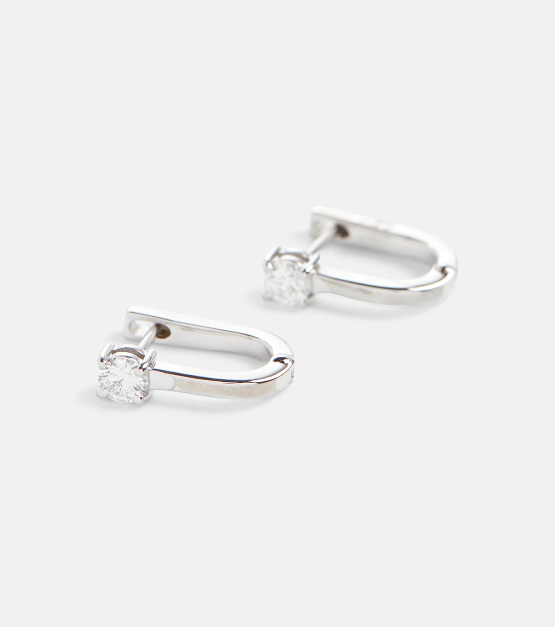 Orecchini a cerchio Aria U Huggie in oro bianco 18kt con diamanti, design moderno per giovani