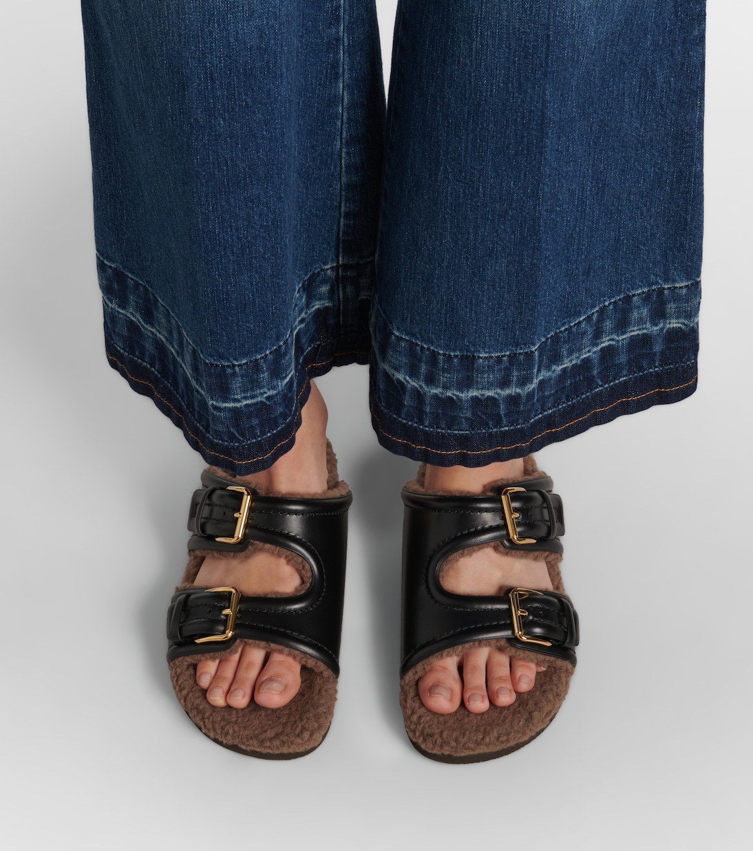 Sandalen aus Leder mit Faux Fur | Valentino Garavani