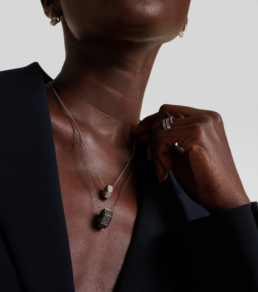 Collana Nut Pendant in oro bianco e argento sterling con diamanti neri | Ileana Makri