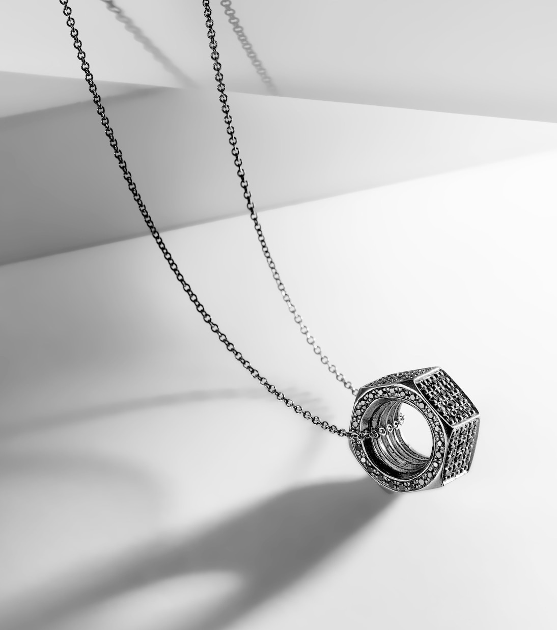 Collana Nut Pendant in oro bianco e argento sterling con diamanti neri | Ileana Makri
