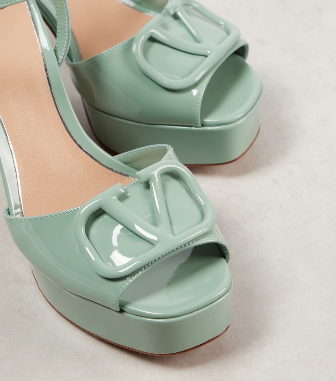 Scarpe con plateau in vernice firmate VLogo di Valentino Garavani per giovani trendy