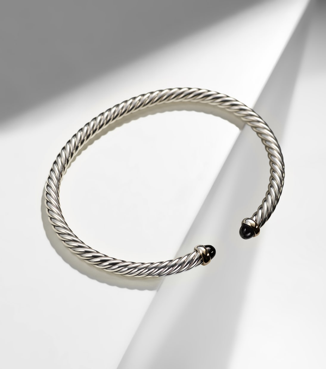 Bracciale Cable Flex in argento sterling e oro 14kt con onici | David Yurman