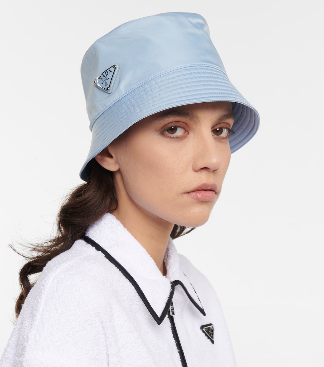 Cappello a secchiello PRADA in Re-Nylon per uno stile giovane e innovativo