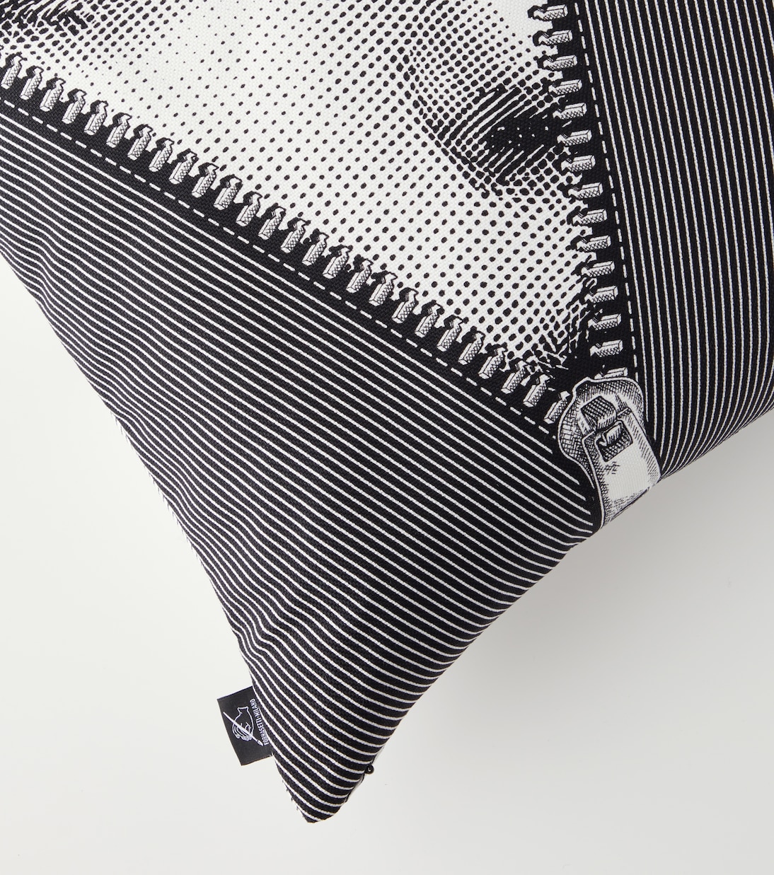Tema e Variazioni n.401 cushion | Fornasetti