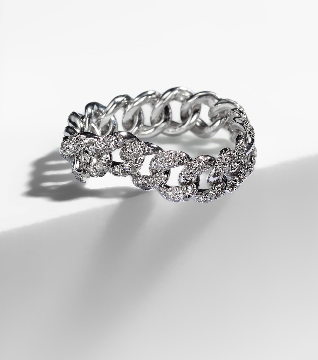 Anello in oro bianco 18kt con diamanti pavé, design moderno per giovani