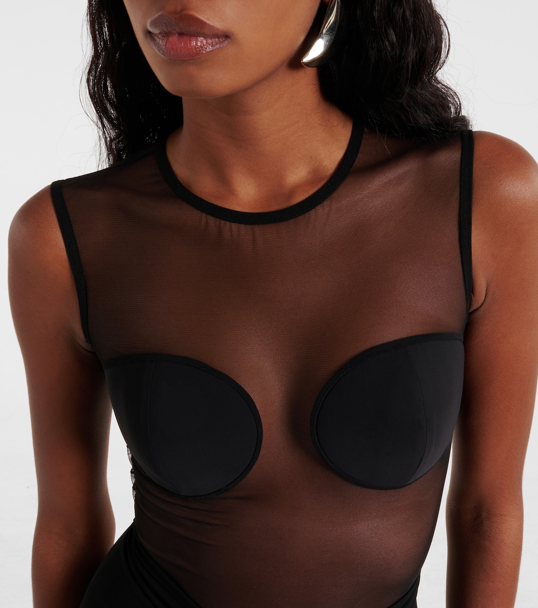 Body in mesh | Nensi Dojaka