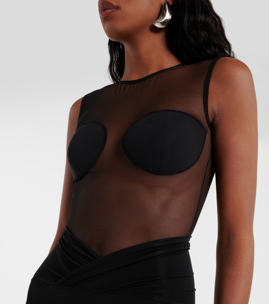 Body in mesh | Nensi Dojaka