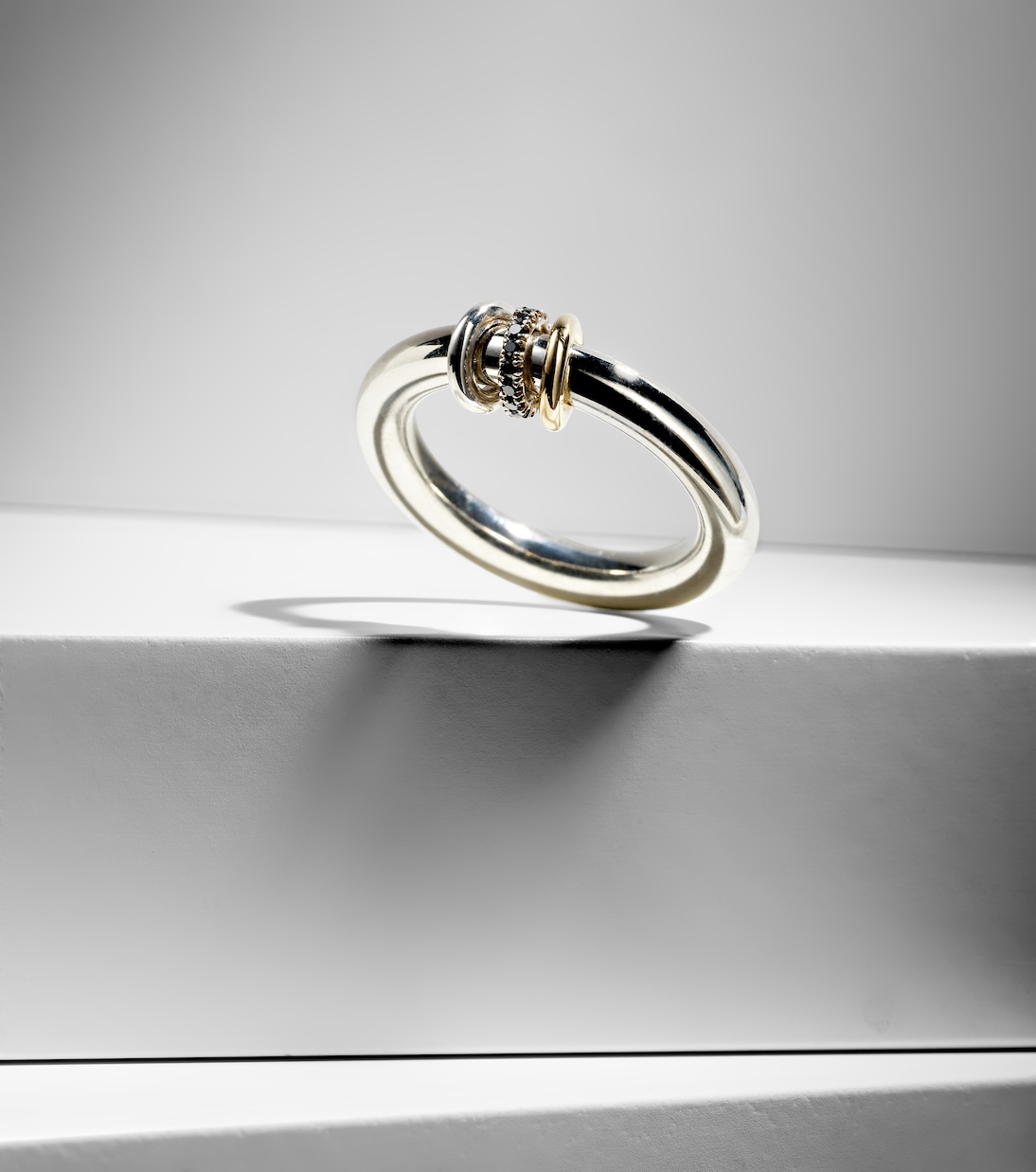 Anello Sirius Max in oro 18kt e argento sterling con diamanti neri | Spinelli Kilcollin