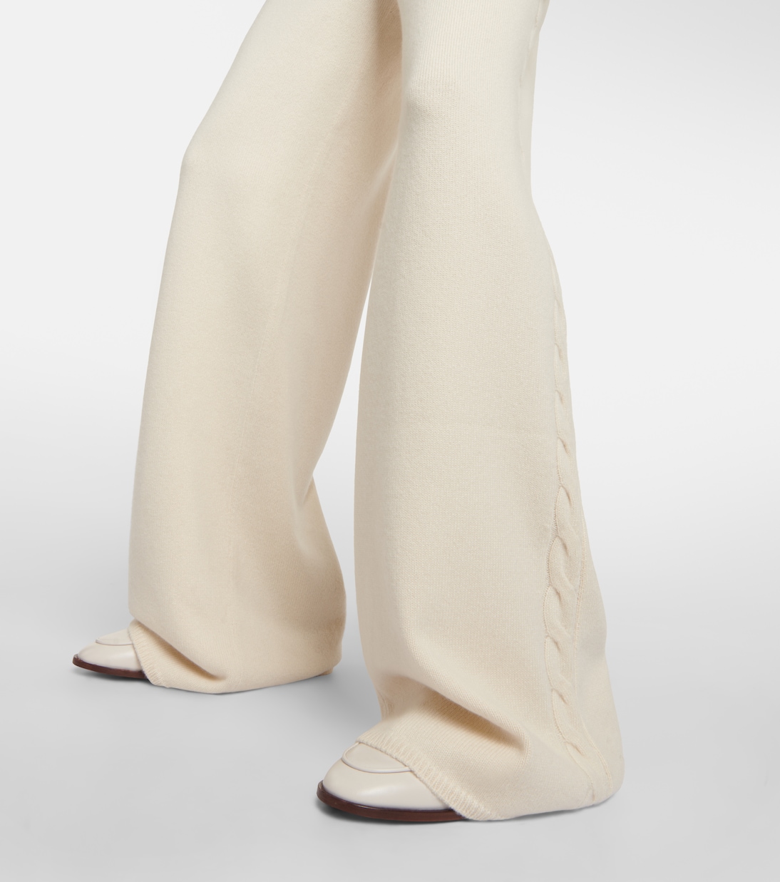 Pantalones Jóvenes de Cachemira Loro Piana, Corte Amplio y Alta Cintura