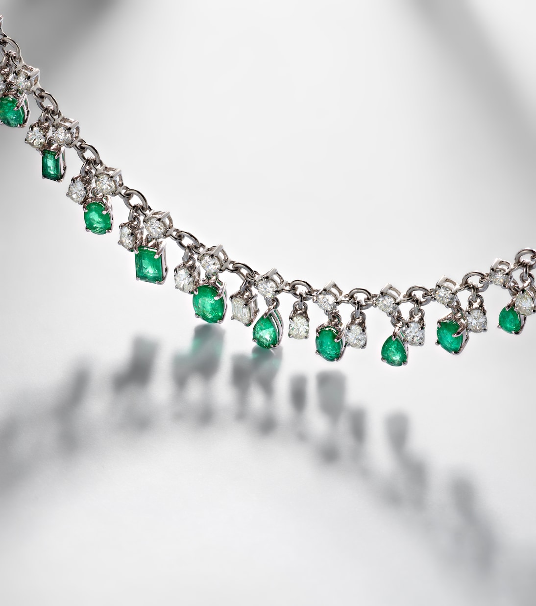 Halskette aus 18kt Weißgold mit Diamanten und Smaragden | Kamyen