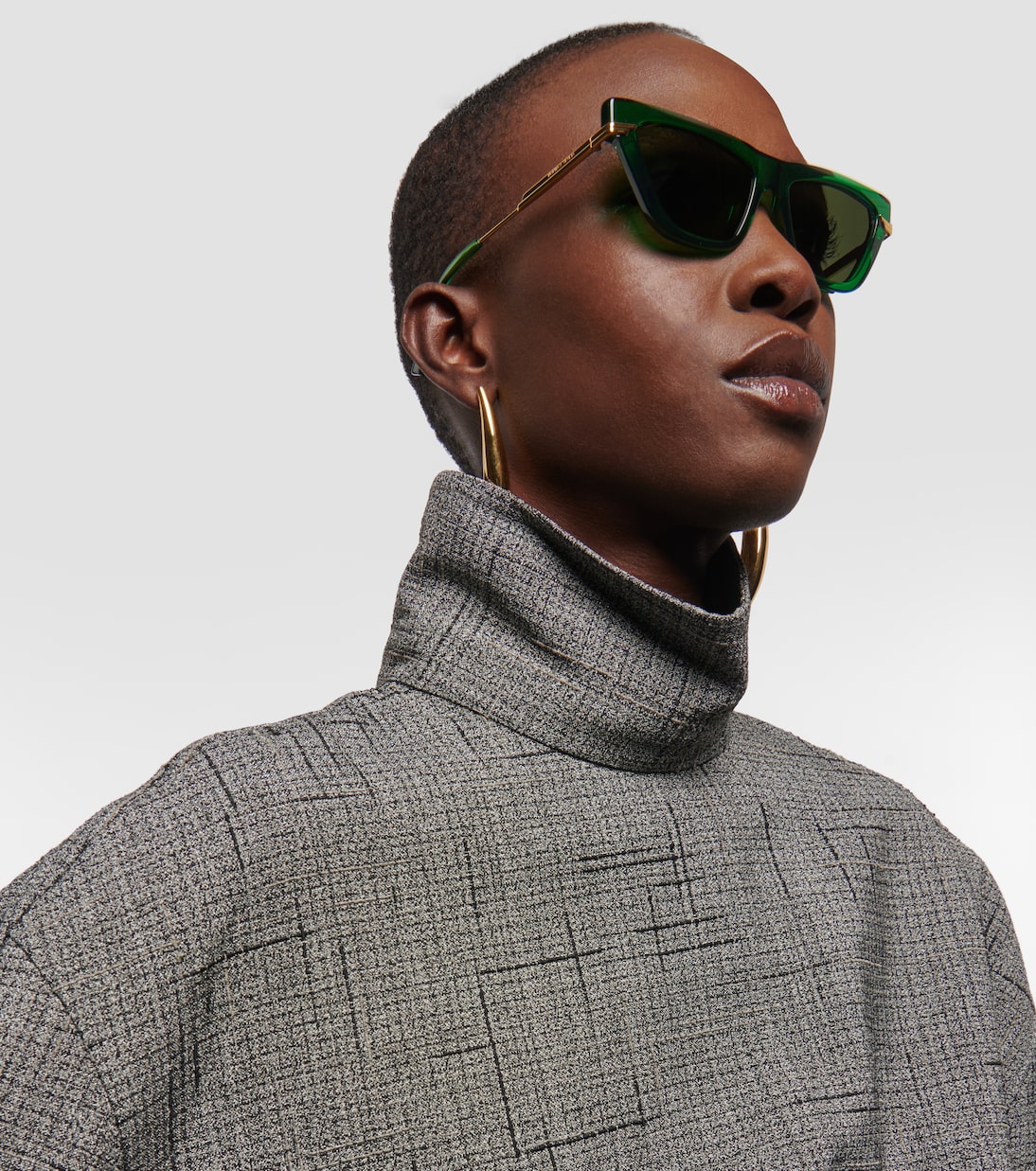 Occhiali da sole Bottega Veneta con montatura angolata a forma di occhio di gatto, stile giovane e moderno.