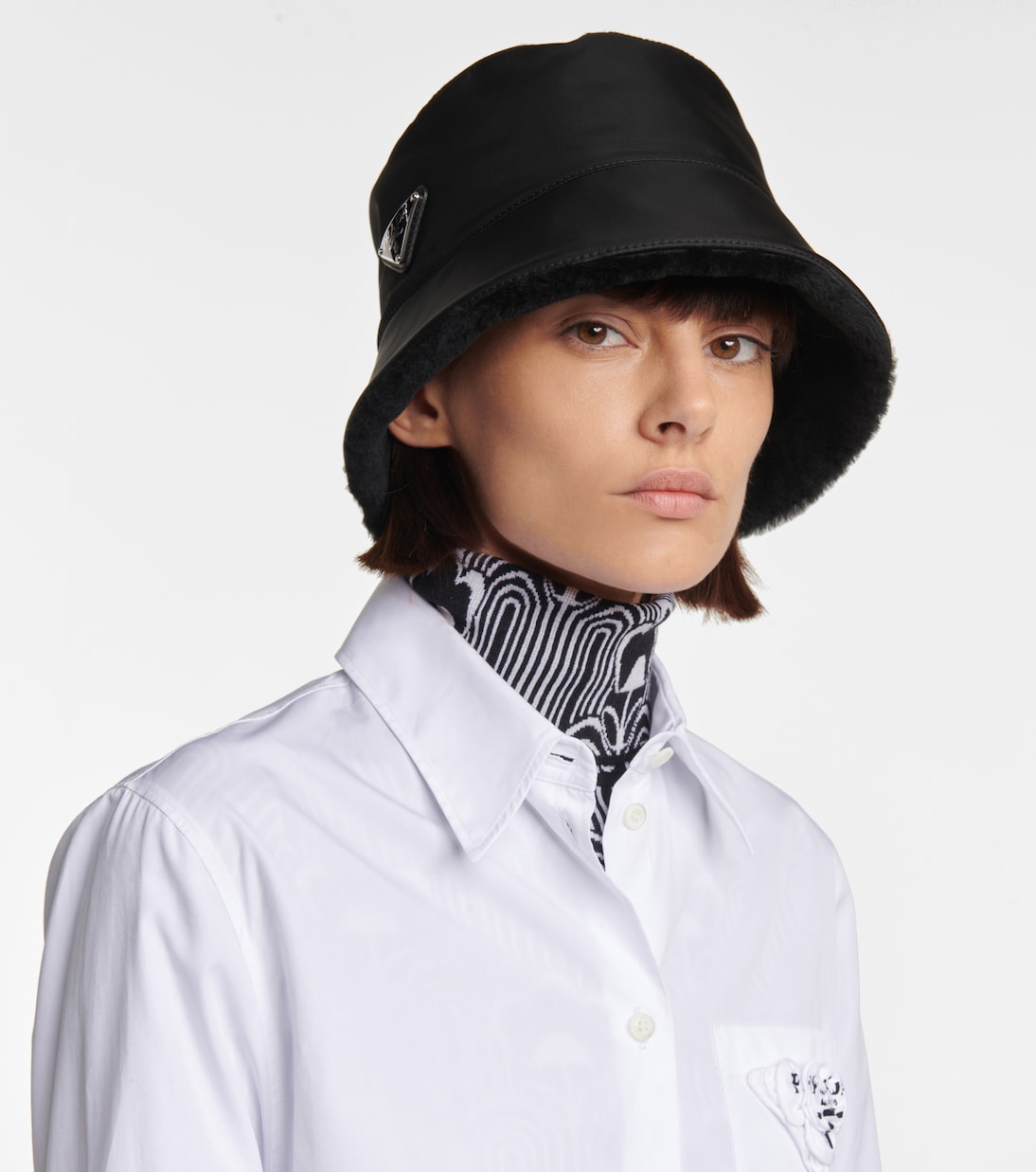Cappello a secchiello PRADA con fodera in pelle ovina, in Re-Nylon, per uno stile giovane e moderno