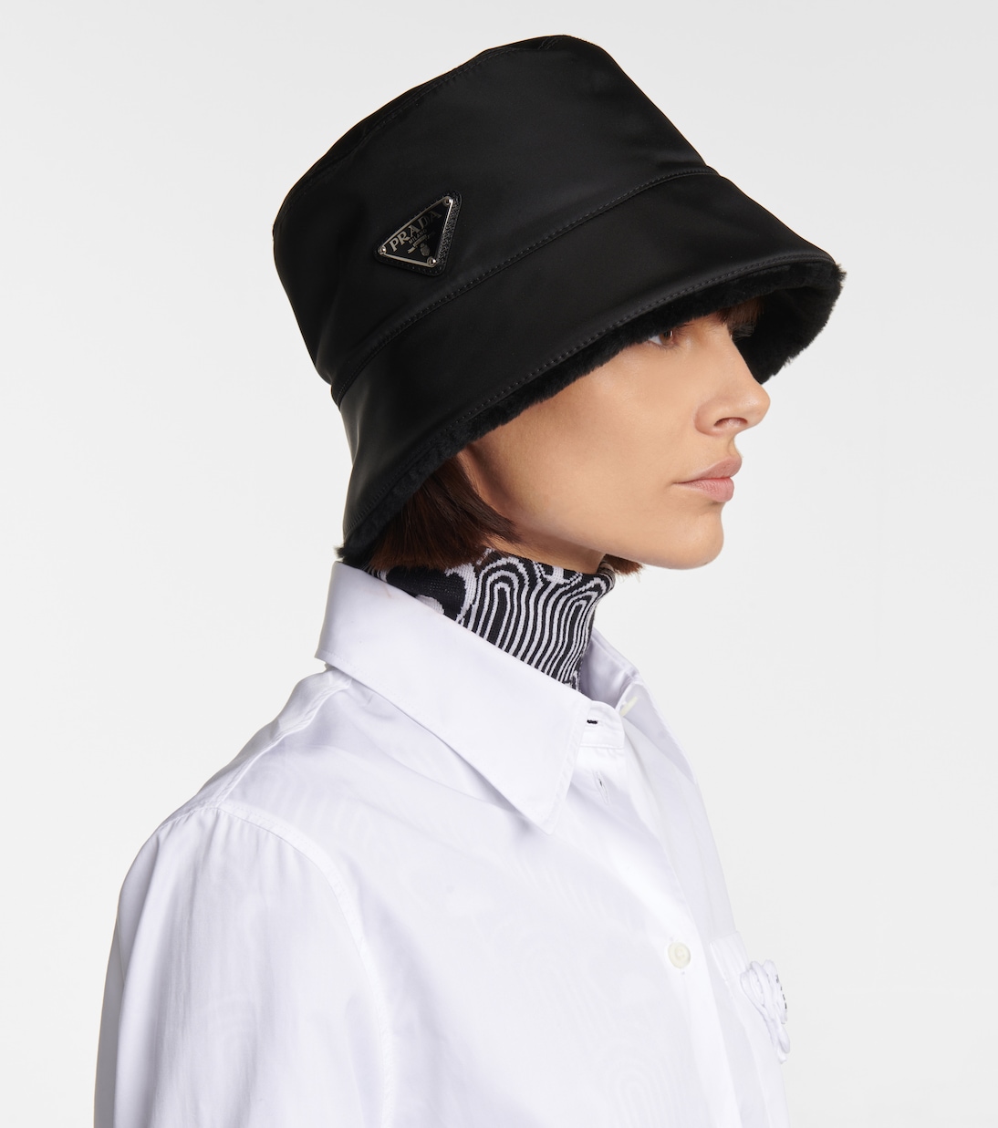 Cappello a secchiello PRADA con fodera in pelle ovina, in Re-Nylon, per uno stile giovane e moderno