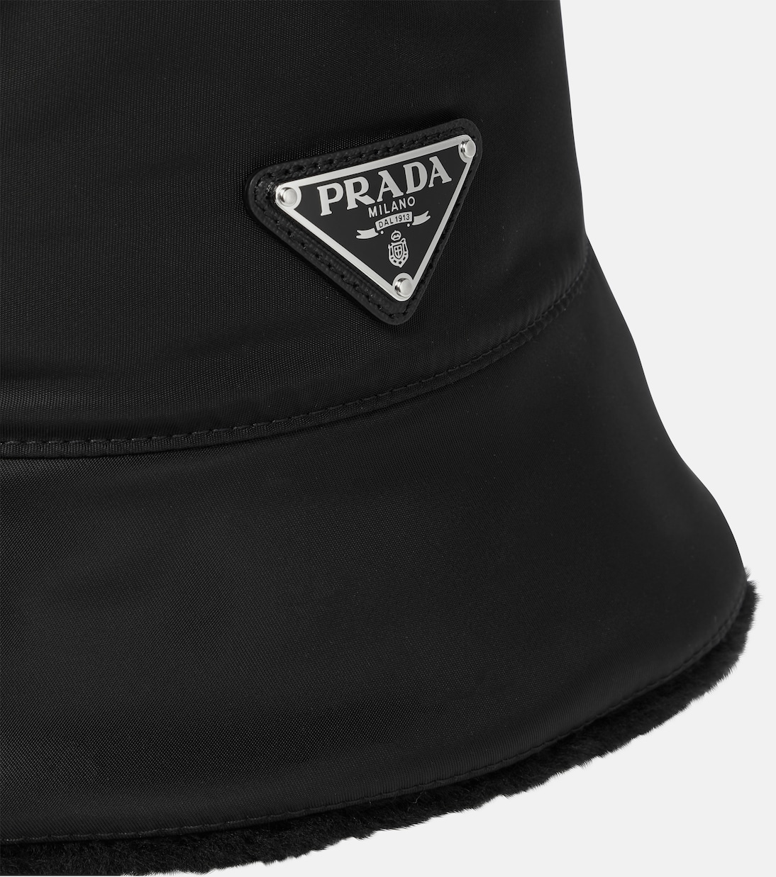 Cappello a secchiello PRADA con fodera in pelle ovina, in Re-Nylon, per uno stile giovane e moderno