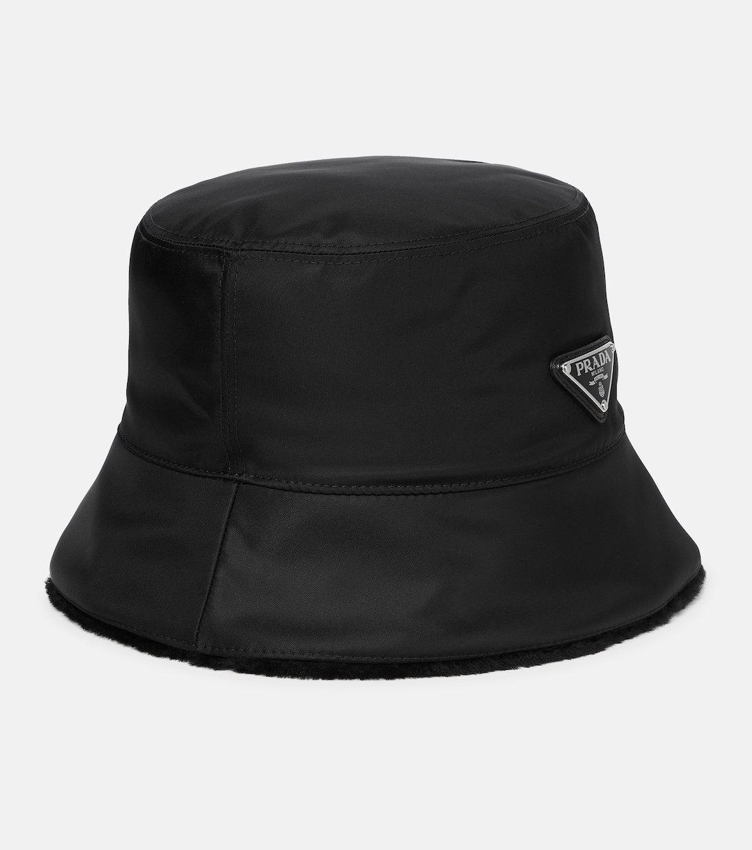 Cappello a secchiello PRADA con fodera in pelle ovina, in Re-Nylon, per uno stile giovane e moderno