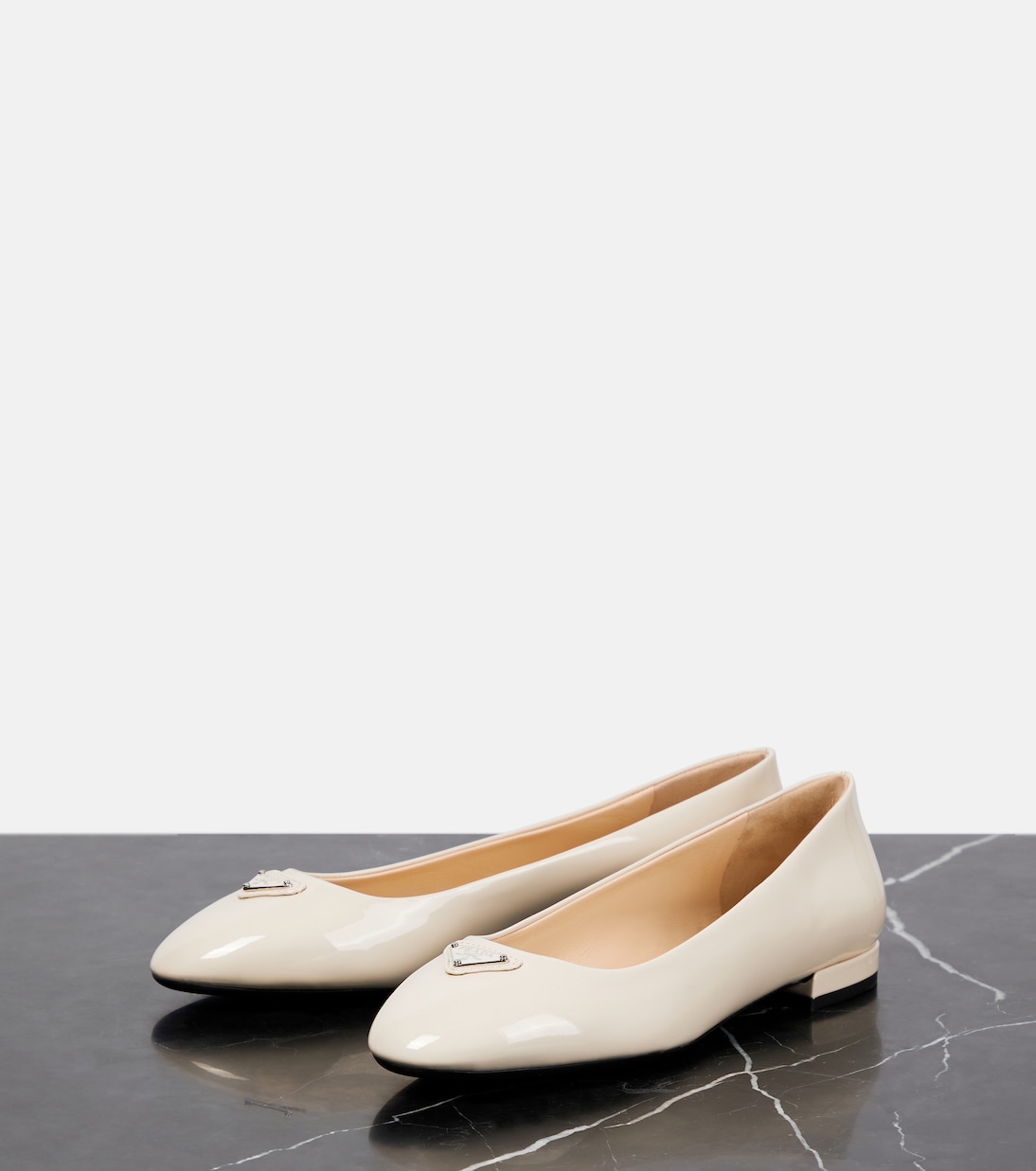 Ballerine in vernice con logo | Prada