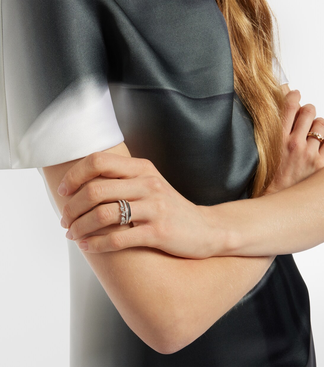 Anello in oro bianco 18kt con diamanti, gioiello esclusivo per giovani trendsetter