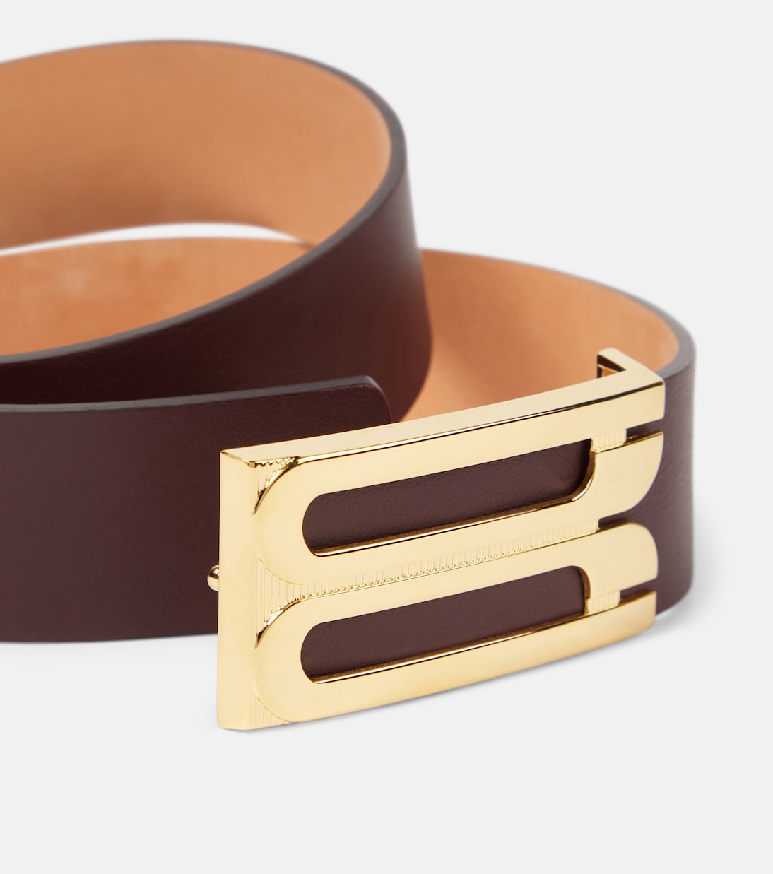 Cintura in pelle oversize firmata Victoria Beckham per uno stile giovane e audace