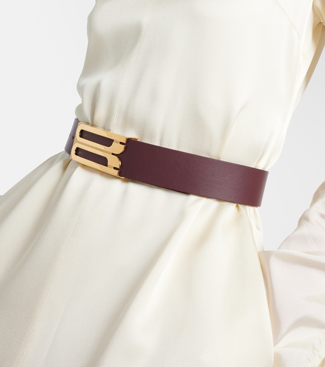 Cintura in pelle oversize firmata Victoria Beckham per uno stile giovane e audace