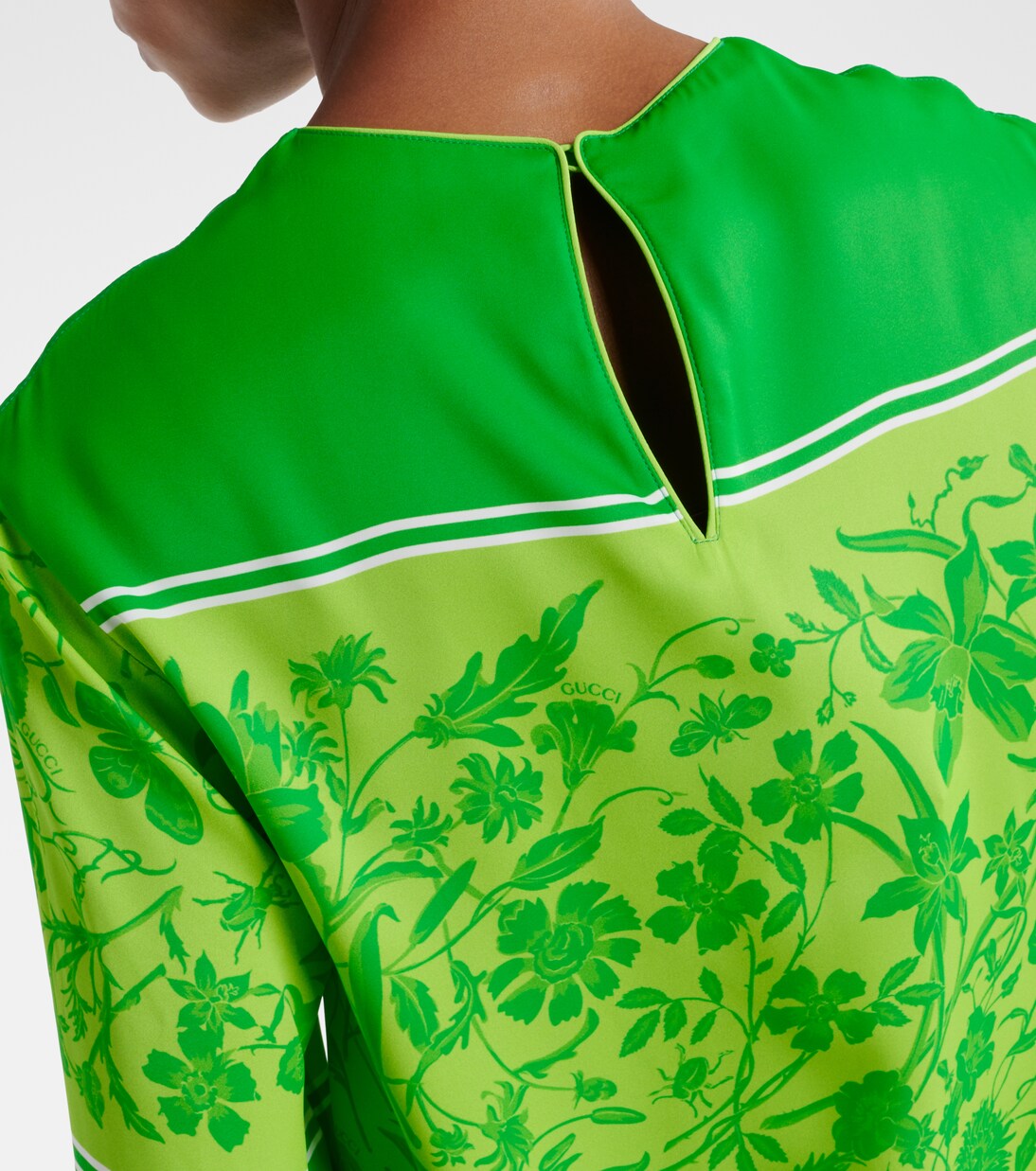 Camiseta Juvenil Gucci con Estampado Floral Moderno