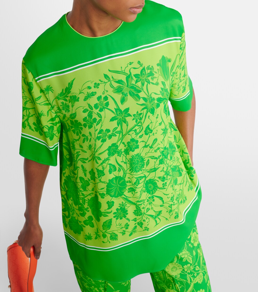 Camiseta Juvenil Gucci con Estampado Floral Moderno