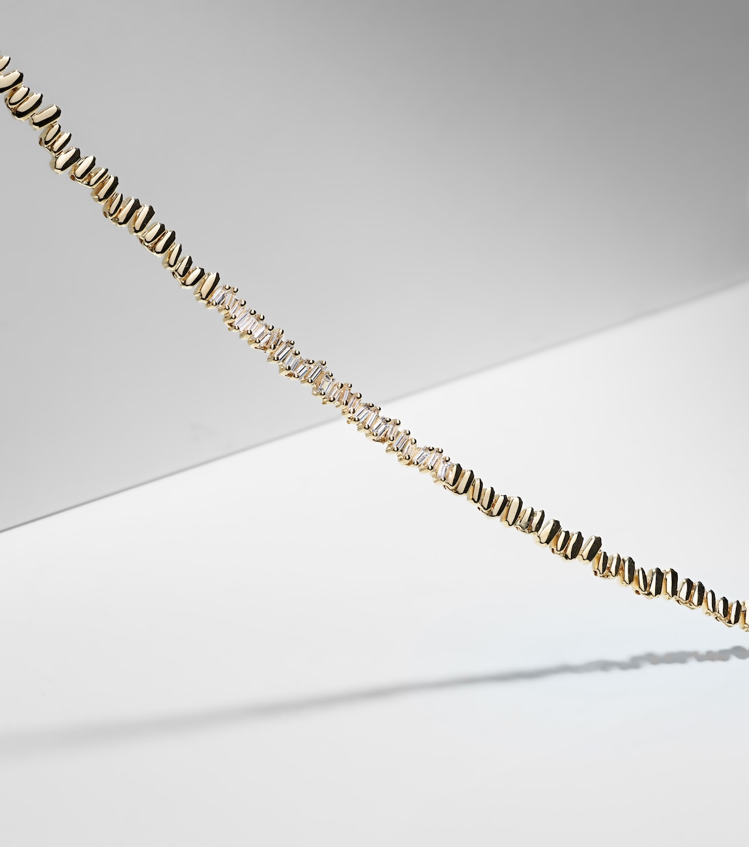 Collana tennis in oro 18kt con diamanti, design moderno per giovani di Suzanne Kalan