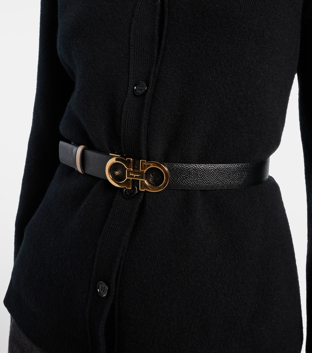 Cintura in pelle reversibile FERRAGAMO con motivo Gancini per stile giovane e dinamico