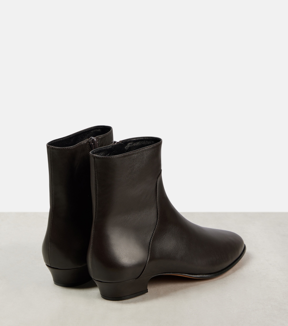 Stivaletti in pelle THE ROW Awar 25: stile giovane e moderno