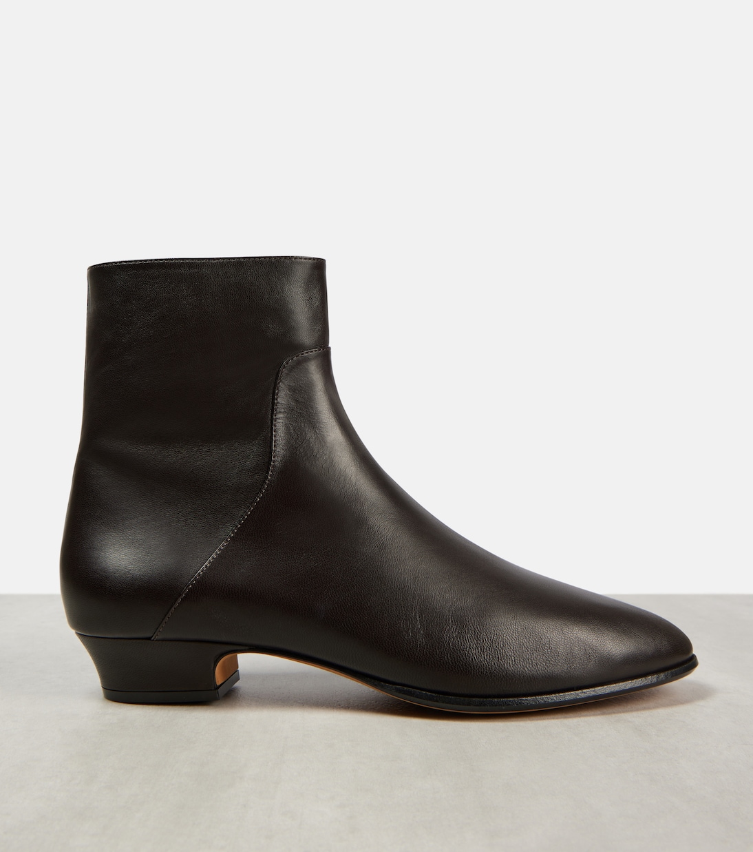 Stivaletti in pelle THE ROW Awar 25: stile giovane e moderno
