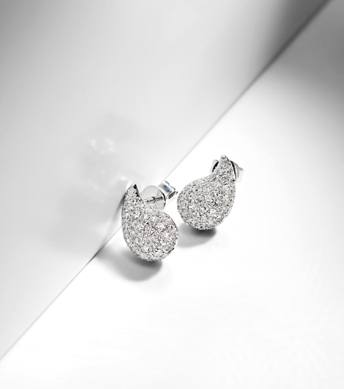 Orecchini Happy Tears in oro bianco 14kt con diamanti | Roxanne First