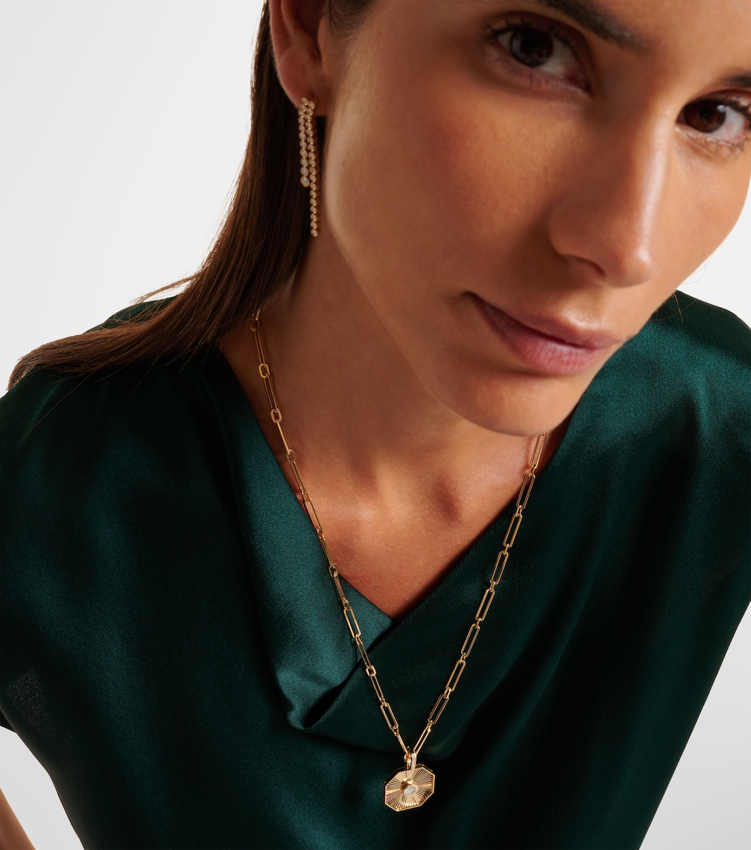 Collana giovanile in oro 18kt con pendente diamantato a forma ottagonale, design moderno e brillante.