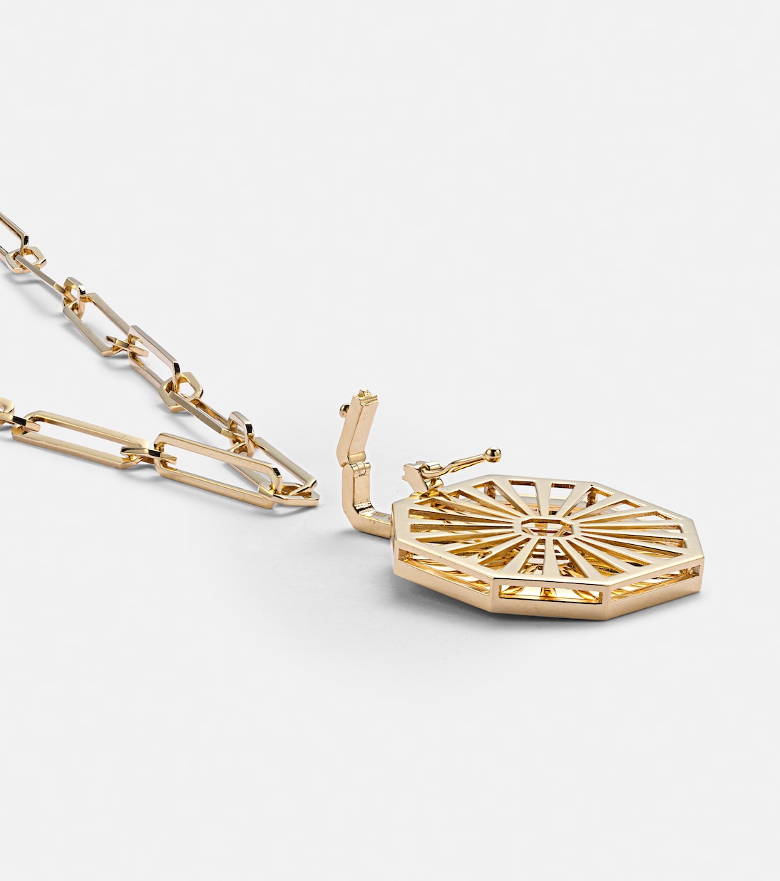 Collana giovanile in oro 18kt con pendente diamantato a forma ottagonale, design moderno e brillante.