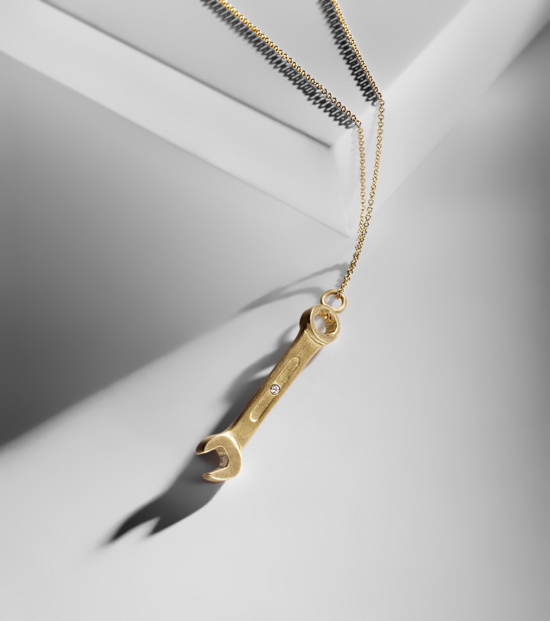 Collier Wrench Pendant Y en or 18 ct et diamants | Ileana Makri