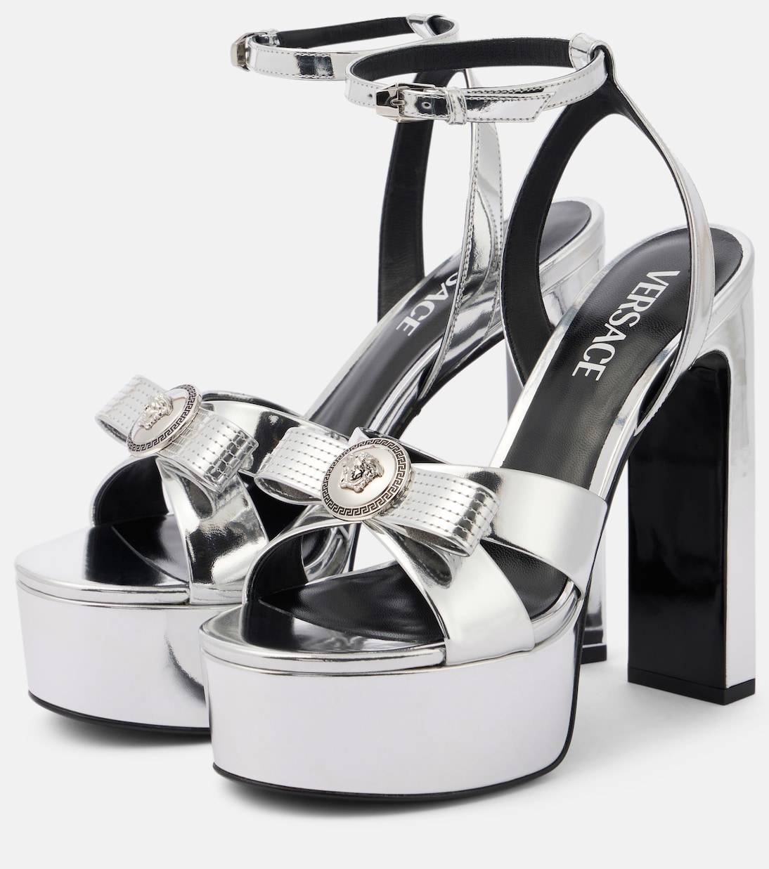 Sandali in pelle metallizzata con nastro VERSACE Gianni, modello 140 per giovani trendy