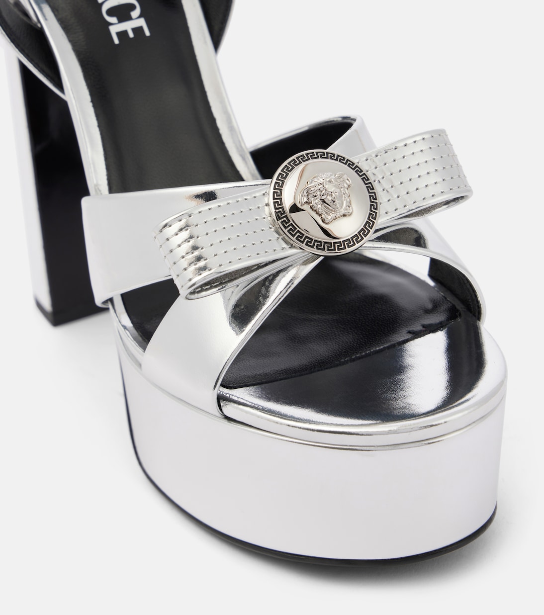 Sandali in pelle metallizzata con nastro VERSACE Gianni, modello 140 per giovani trendy