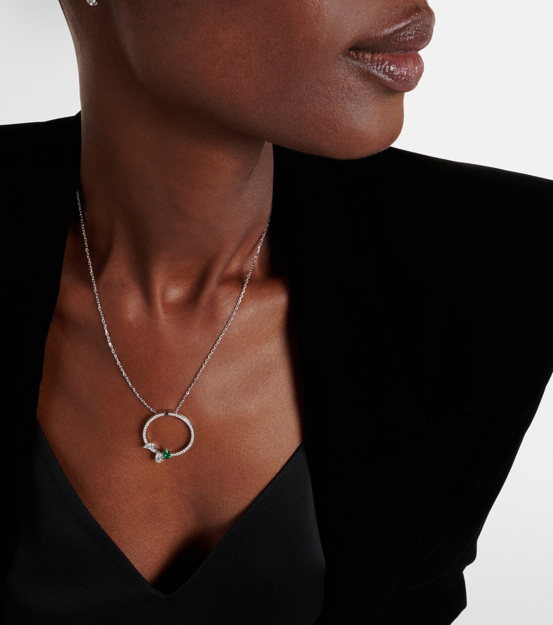 Collana in oro bianco con smeraldo e diamanti | Repossi