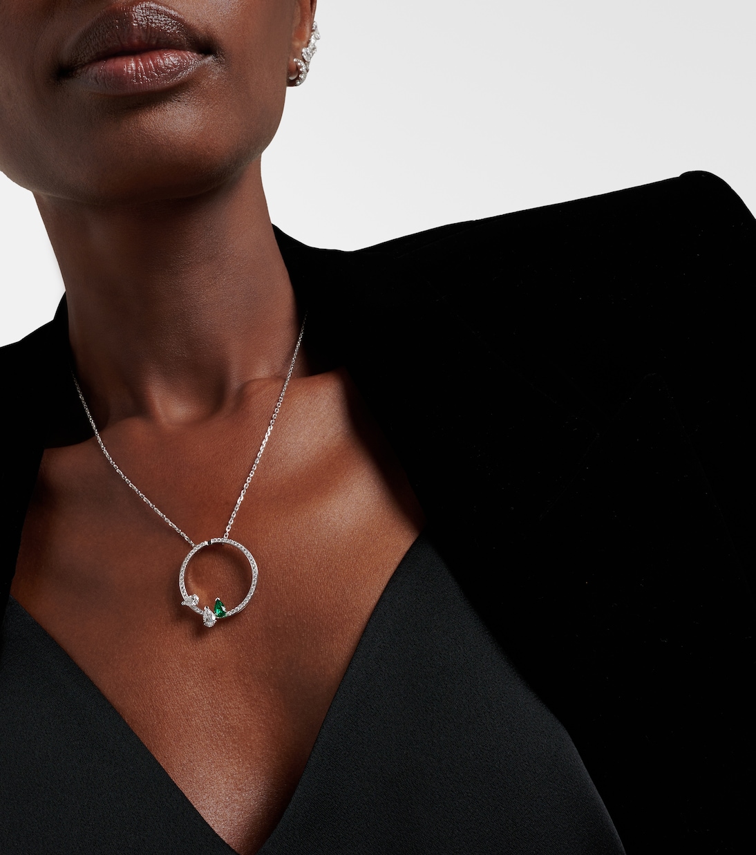 Collana in oro bianco con smeraldo e diamanti | Repossi