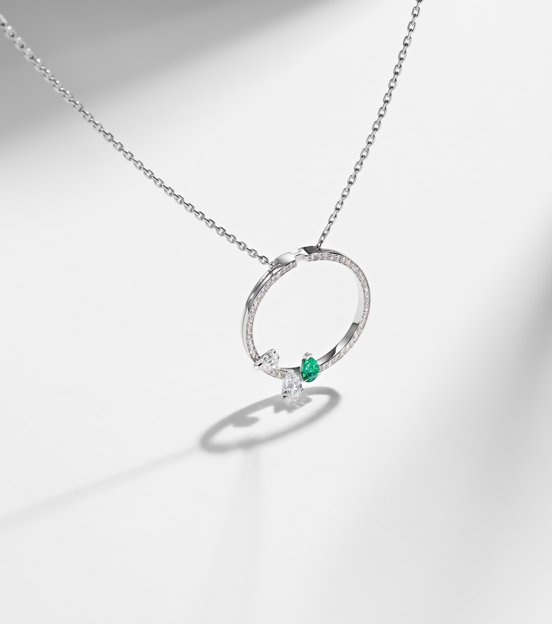 Collana in oro bianco con smeraldo e diamanti | Repossi